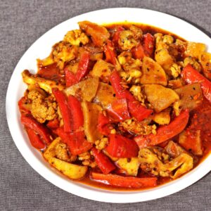 Mix Veg Pickle ek traditional Indian achar hai jo seasonal sabjiyon jaise gajar, gobhi, shalgam, hari mirch aur nimbu se banaya jata hai. Isme sarson ka tel, rai, methi dana, saunf aur khas achar masala ka perfect blend use hota hai, jo isse ek teekha, khatta aur masaledar taste deta hai. Yeh pickle roti, paratha, poori, dal-chawal aur khichdi ke saath best lagta hai. Har bite mein crunchy texture aur rich flavour milta hai jo ghar ki yaad dilata hai.